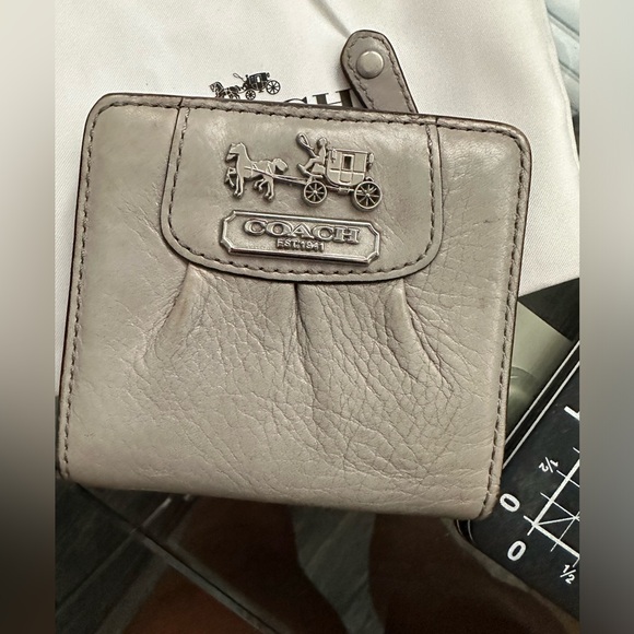 Pre-loved small gray Coach wallet - Picture 2 of 7